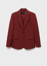 Chaqueta de traje color bordó con solapas de muesca, cierre frontal de un botón, bolsillos con solapa y forro interior.