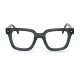 Anteojos de acetato color gris oscuro con forma cuadrada y patillas gruesas.
