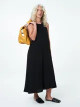 Vestido largo negro sin mangas.