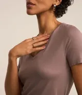 Blusa básica de manga corta y escote en V, color verde lima pálido.