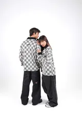 Casaca unisex de manga larga, con cuello tejido negro y estampado a cuadros en blanco crudo y negro.