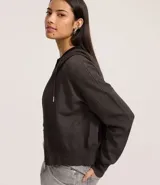 Campera de punto azul marino, con capucha ajustable con cordón, cierre frontal de cremallera y bajo ajustado.