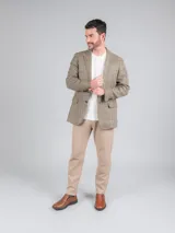 Zapato tipo slip on Hush Puppies de cuero color marrón, con suela negra de poliuretano con tecnología Spinal y plantilla Dual Fit.