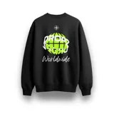 Buzo negro de algodón pesado con interior suave y abrigado, corte relajado. Estampa grande en la espalda con un globo terráqueo en verde neón con la palabra "DROPZ" superpuesta en blanco, y debajo la palabra "Worldwide" en tipografía script blanca. En la parte superior central de la espalda tiene un símbolo de brújula.