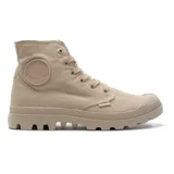 Botas de caña media color beige, con cordones y suela de goma con relieve.