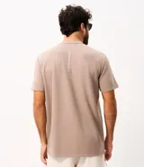 Remera deportiva Get Over de color azul marino, confeccionada en tech fleece con tecnología dry de secado rápido, cuello redondo y manga corta, de corte holgado.