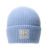 Gorro tipo beanie tejido en punto acanalado, color azul petróleo, con vuelta en el borde y parche rectangular frontal con el logo N+ Club.