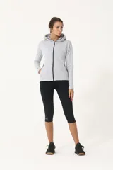 Campera gris melange de rústico de algodón, con cierre frontal, capucha y reguladores en la parte inferior.