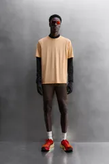 Camiseta deportiva color naranja confeccionada en tejido técnico, ligero y elástico. Tiene cuello redondo, mangas cortas y logo estampado.