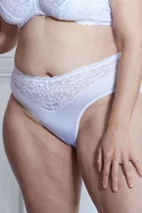 Bombacha tiro alto blanca, confeccionada en lycra y puntilla elastizada, con fundillo de algodón.