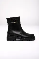 Bota de caña media color negro, con suela track y detalle de hebilla metálica en el lateral superior.