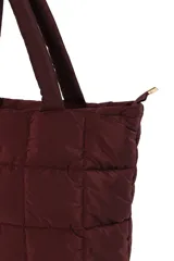 Bolso tipo tote acolchado con diseño matelaseado de cuadros, con asas superiores y cierre principal.