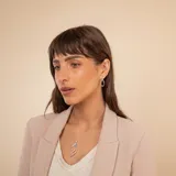 Conjunto de collar y dije en plata 925. El dije presenta un diseño estilizado en forma de hoja o gota, compuesto por dos estructuras entrelazadas, una de ellas con acabado brillante y la otra con textura sutil.