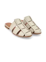 Sandalias tipo mule de cuero color crudo, con diseño de tiras anchas entrelazadas y punta cerrada.