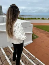 Chaqueta negra de cuero sintético con tachas plateadas, lentejuelas y strass.