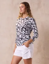 Buzo blanco estampado con cuello a la base y mangas tres cuartos, marca Milano.