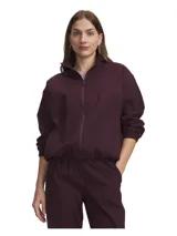 Campera deportiva de color bordó, con cuello alto, cierre frontal completo y puños y dobladillo elásticos.