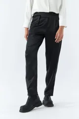 Pantalón de vestir color marrón satinado, de tiro medio, corte recto y con bolsillos laterales.