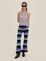 Pantalón tejido con diseño de ondas en tres colores: lila, azul y negro. Presenta pequeños calados en líneas verticales y cintura elastizada.