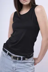 Musculosa negra de corte ajustado, con escote redondo y sin mangas.