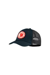 Gorra trucker Fjällräven color azul marino con paneles traseros de malla negra y logo circular de la marca bordado en rojo en el panel frontal.
