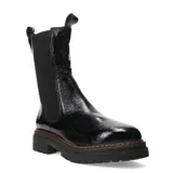 Bota tipo chelsea de caña media, confeccionada en cuero negro con acabado brillante. Presenta paneles elásticos laterales, tirador en la parte superior y suela track robusta con detalle de costura en contraste.