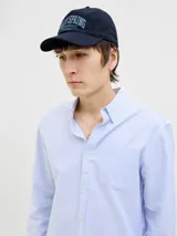 Gorra de béisbol azul marino con bordado frontal de la inscripción "Palm Spring West Coast Jack & Jones 1990" en color celeste.