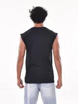 Musculosa sin mangas color gris melange, con cuello redondo y corte oversize. Presenta un estampado frontal con texto en tipografía estilo 'hot rod' y un coche antiguo.