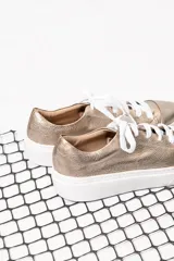 Championes de cuero color peltre con cordones blancos y suela blanca.