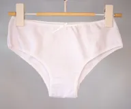 Culotte blanco de tiro bajo confeccionado en algodón elastizado.