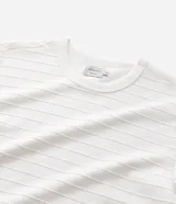 Remera masculina regular con textura de rayas trabajada en relieve, cuello redondo y manga corta.
