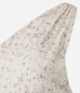 Vestido midi color crema con estampado floral, escote asimétrico de un hombro y corte ajustado.