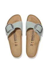 Sandalias Birkenstock modelo Madrid Big Buckle, color verde salvia, con hebilla grande plateada ajustable, plantilla anatómica de corcho y látex, y suela de EVA.
