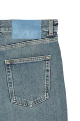 Bermuda de denim de algodón con corte recto y tiro medio, de la colección Benito Antonio x Zara. Presenta diseño clásico de cinco bolsillos, efecto lavado y cierre frontal con cremallera y botón.