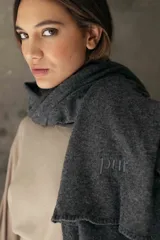 Pashmina rectangular de tejido de punto suave, liviana y con caída fluida.