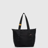 Bolso tipo tote color amarillo, de diseño acolchado con costuras horizontales. Cuenta con doble asa de mano y una correa larga ajustable y extraíble. Incluye un pequeño detalle de etiqueta lateral.