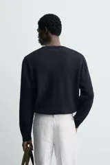 Jersey de punto ligero con corte regular fit, cuello redondo y manga larga. Presenta acabados en rib en puños, cuello y ruedo.