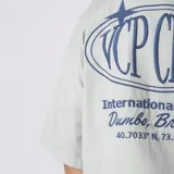 Camisa de manga corta color marfil, corte boxy, con cuello camisero, cierre frontal de botones y pequeño bordado marrón en el pecho con las siglas VCP.