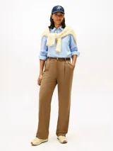Camisa de corte regular confeccionada en popelín de algodón elástico con diseño de rayas verticales finas en color celeste y blanco. Presenta cuello clásico, cierre frontal con botones y logo de la marca bordado en el pecho.