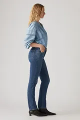 Jeans Levi's 724 Hi Rise Straight Way Back, de tiro alto y corte recto, color azul denim.