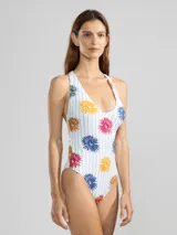 Malla entera blanca con rayas verticales celestes y estampado de flores de colores.