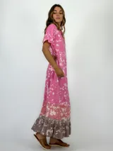 Vestido largo gris con estampado de manchas blancas y sección inferior color marrón con volados.