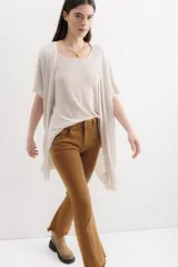 Saco abierto color crudo, de tejido de punto con lurex.