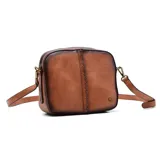 Cartera bandolera de cuero color marrón con detalles de costuras y logo de la marca en el frente.