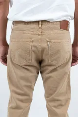 Pantalón color camel con corte de jean clásico y fit relajado.