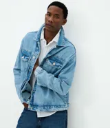 Campera de jean con efecto desgastado, cuello tradicional, cierre frontal por botones metálicos y bolsillos laterales. Confeccionada en algodón.