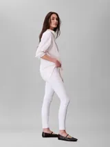 Jeans de corte skinny y talle alto, confeccionados en denim elástico de algodón. Presentan cierre con botón y cremallera, diseño clásico de cinco bolsillos y largo al tobillo.