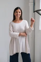 Remera de algodón de corte oversize, con cuello redondo y mangas largas con terminación de dobladillo ancho.