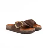 Sandalias marrones de cuero con suela tipo corcho y una tira ancha en el empeine con hebilla metálica grande.