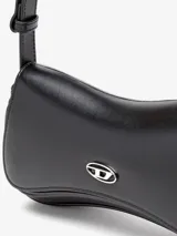 Clutch de cuero bovino negro con diseño curvo inspirado en un control de videojuego. Presenta una solapa frontal con placa metálica plateada con el logo Oval D de la marca y correa regulable desmontable.